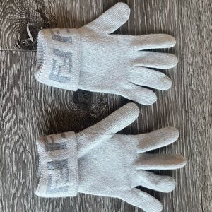 Fendi Gray Mittens with Iconic Pattern